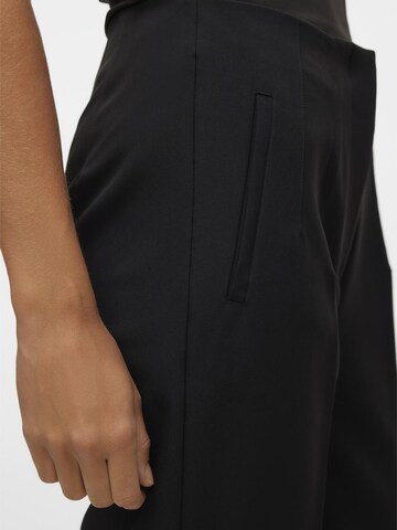VERO MODA Tapered Pressveckad byxa 'Lina' i svart