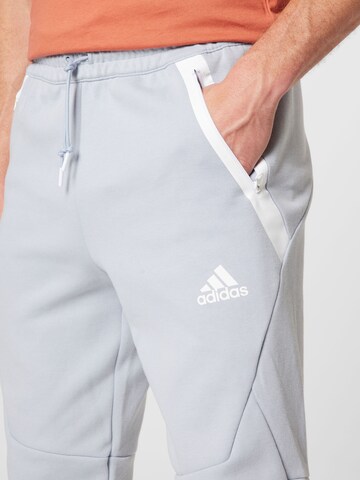 ADIDAS SPORTSWEAR Дънки Tapered Leg Спортен панталон 'Designed For Gameday' в сиво