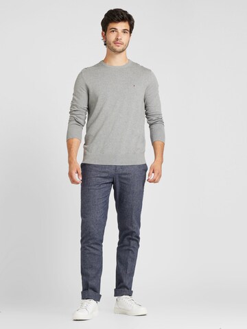 TOMMY HILFIGER Pullover 'ESSENTIAL' i grå