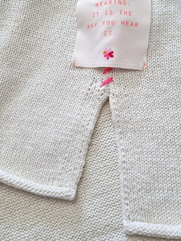 Top in maglia 'Stricktop aus Baumwolle Leinen mit farbigem Flockprint - AuriC' di LIKS. Munich in bianco