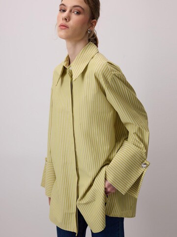 T-shirt 'Striped Shirt With Wide Cuffs' Touché Privé en vert