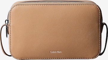 Sac à bandoulière Calvin Klein en beige : devant