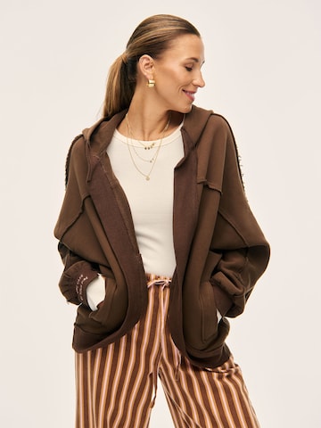 Kamila Šikl Sweatshirt in Bruin: voorkant