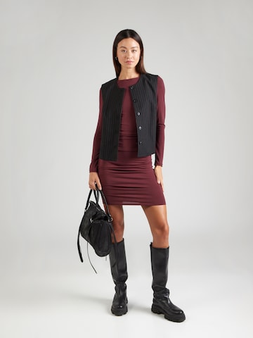 PIECES - Vestido 'PCMADISON' en rojo