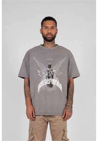 MJ Gonzales T-shirt 'Higher Than Heaven' i grå: framsida