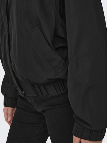 Veste mi-saison 'Minna' ONLY en noir