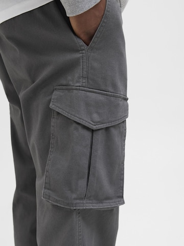 aprel Tapered Cargobroek in Grijs