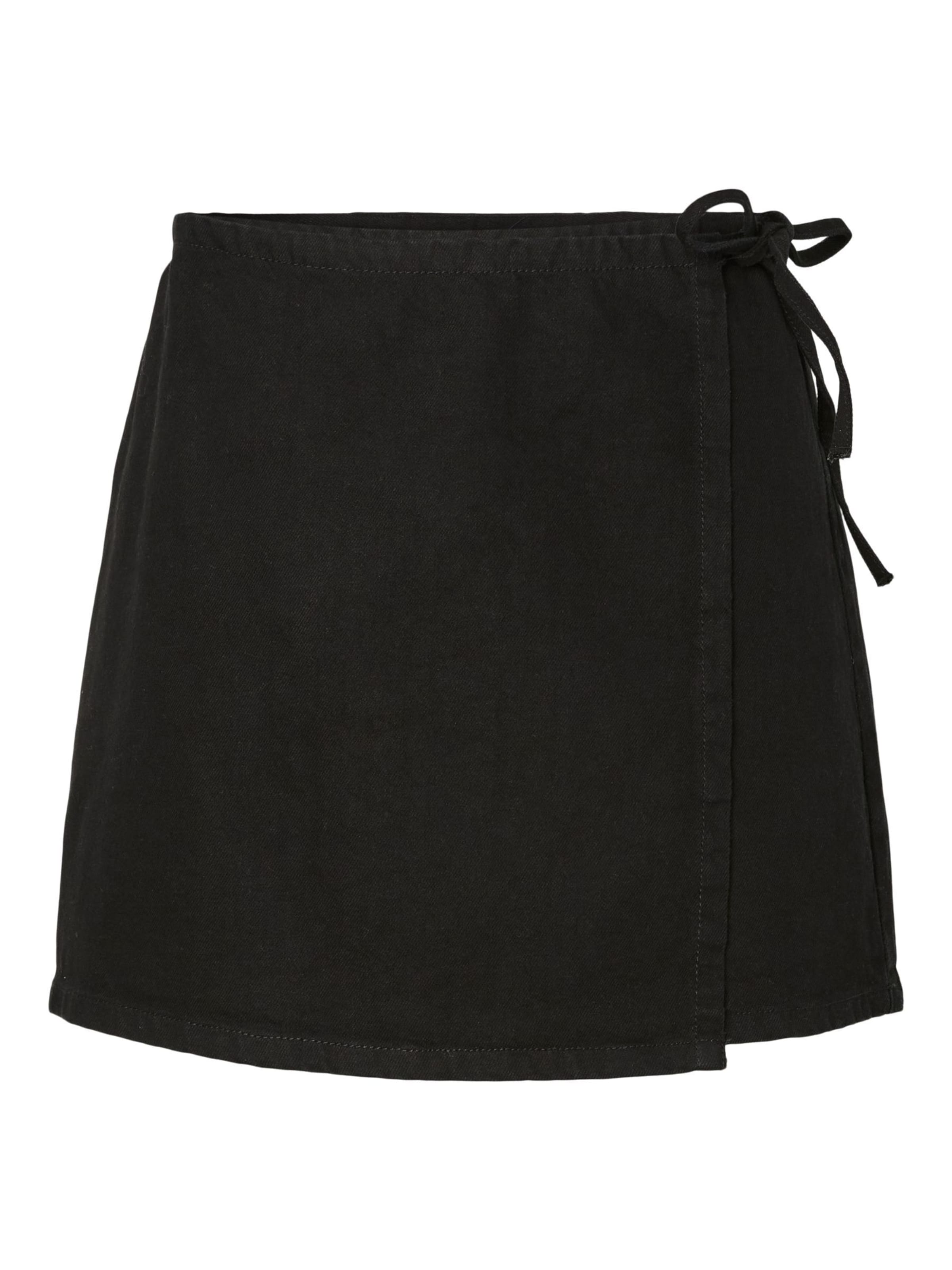 PIECES Skirt 'PCFlora' in Black: front