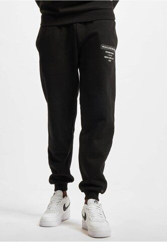 ROCAWEAR Tapered Trousers in Black: front