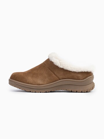 Minnetonka Házicipő 'Emerson' - barna