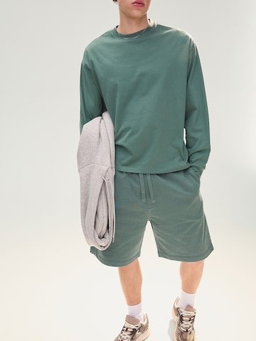 BershkaLoosefit Hlače - zelena boja