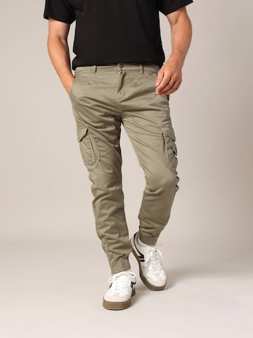 Effilé Pantalon cargo 'GARDEN' Deeluxe en vert : devant