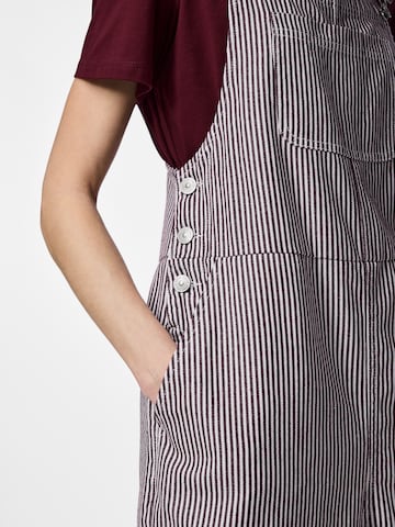 PIECES Regular Hängselbyxa 'PCAllo' i röd