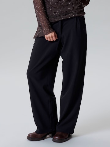 LMTD Wide leg Trousers in Black: front