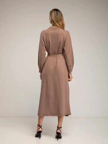 Robes en maille 'Vestido camisero de punto largo con bolsillos en el pecho y cinturon. (BROWN)' Tantra en marron