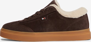 Baskets basses TOMMY HILFIGER en marron : devant