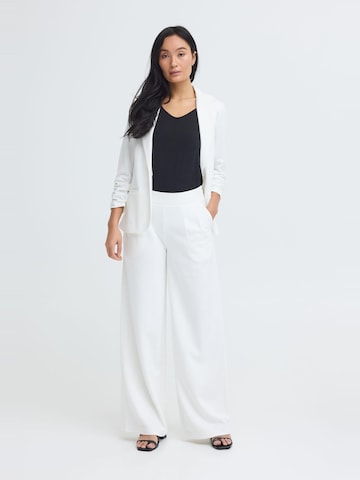 Oxmo Regular Pleated Wide Pant in Weiß: Vorderseite