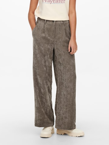 JDY Pleat-Front Pants in Brown: front