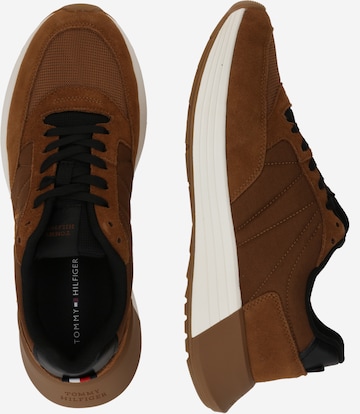 TOMMY HILFIGER - Sapatilhas baixas 'CLASSIC ELEVATED RUNNER' em castanho