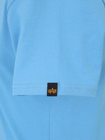 ALPHA INDUSTRIES - Ajuste regular Camiseta en azul