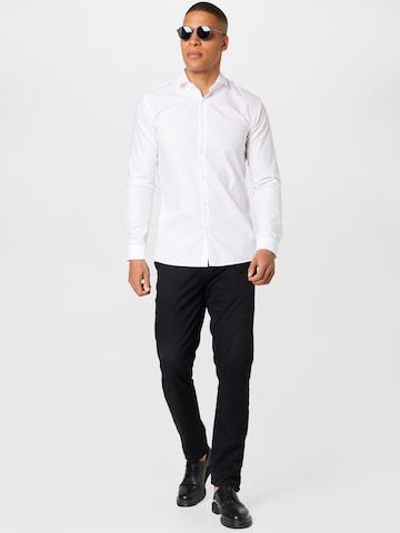 HUGO Red - Ajuste estrecho Camisa de negocios 'Erondo' en blanco