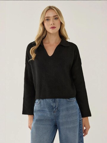 Hiccup Pullover in Schwarz: Vorderseite