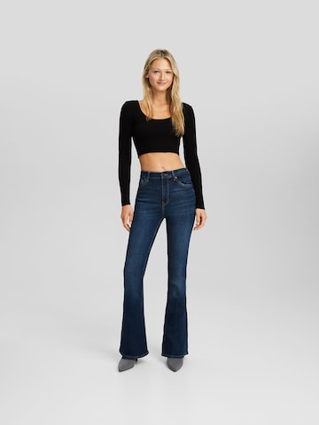 Bershka Flared Jeans in Blauw