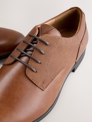 Chaussure à lacets Next en marron