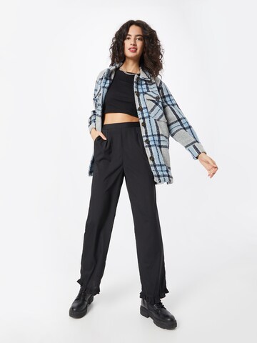 Largi Pantaloni cutați 'RICA' de la PIECES pe negru