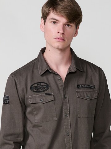 Coupe regular Chemise KOROSHI en marron