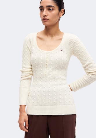 HOLLISTER Sweater in White: front