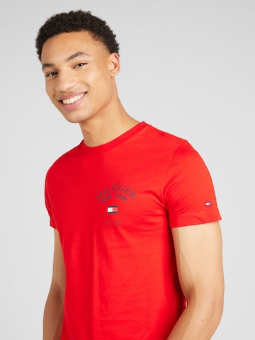 T-Shirt 'Varsity' TOMMY HILFIGER en rouge