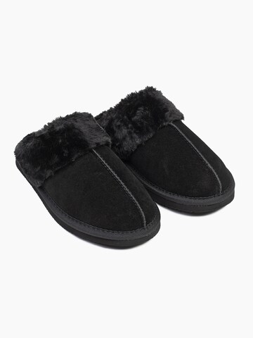 Minnetonka - Pantufa 'Chesney' em preto