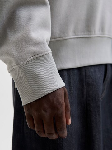Sweat-shirt 'JJEACE' JACK & JONES en gris
