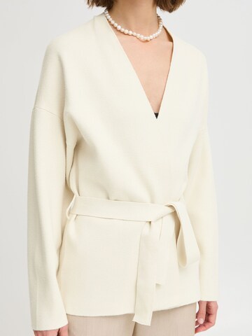 b.young Gebreid vest ' BYOTARI BELT CARDIGAN - ' in Wit