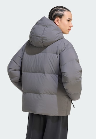 ADIDAS SPORTSWEAR - Casaco deportivo 'Helionic' em cinzento