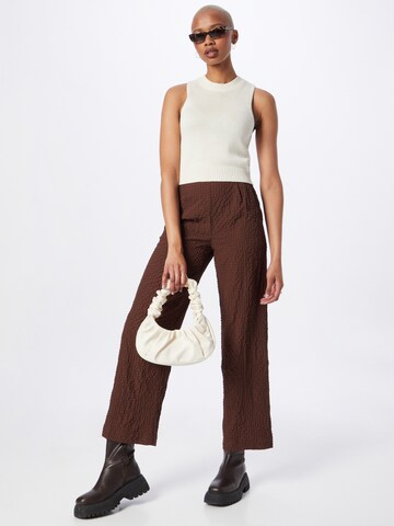 PIECES - regular Pantalón plisado 'SARAH' en marrón