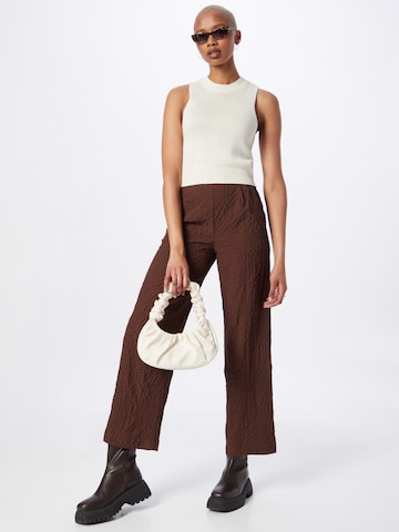 PIECES Regular Pleat-Front Pants 'SARAH' in Brown