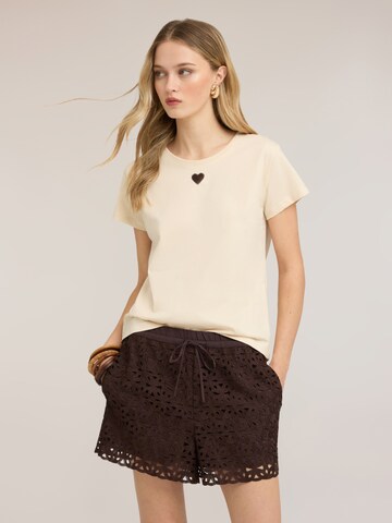 T-shirt MOTIVI en beige : devant