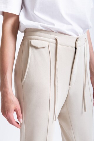 UNIQVIBE Regular Pleat-front trousers in Beige