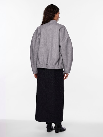 PIECES Between-season jacket 'PCDEBBIE' in Grey