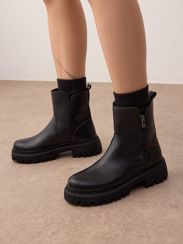 Trendyol Nízké kozačky – černá