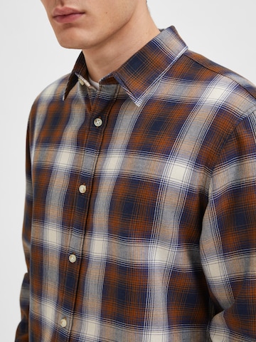 SELECTED HOMME Regular fit Button Up Shirt 'Robin' in Brown