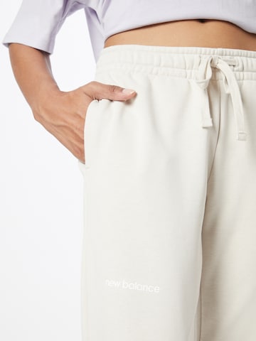 Tapered Pantaloni 'Essentials' di new balance in bianco