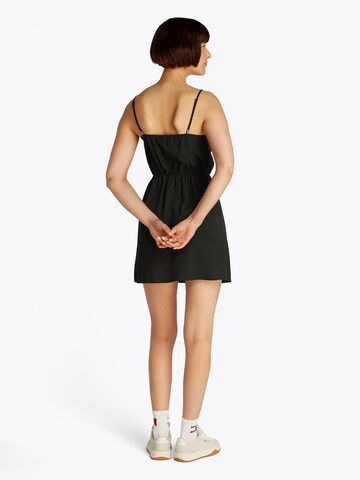 Tommy Jeans Kleid 'ESSENTIAL' in Schwarz