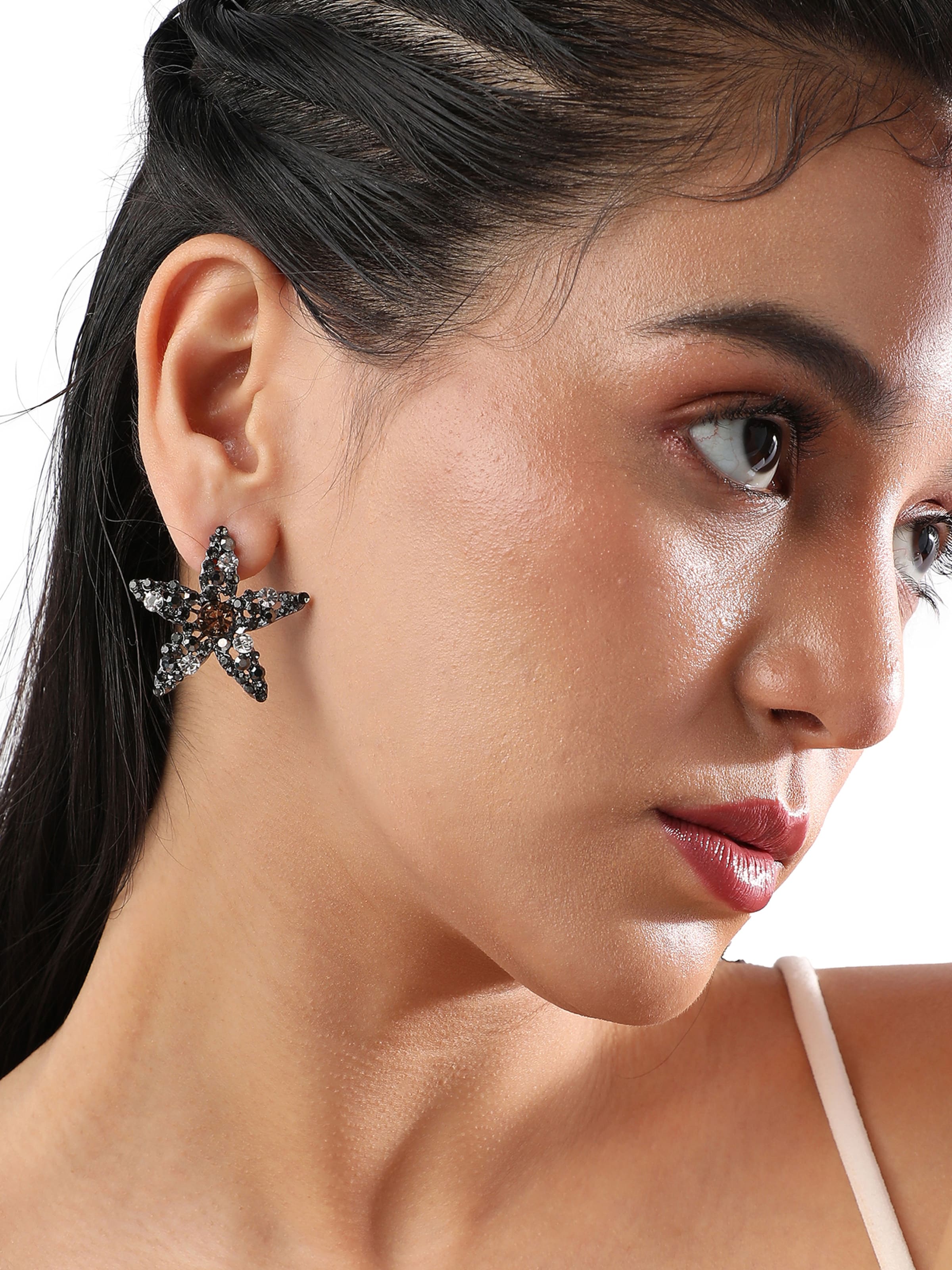 SOHI Náušnice ' Awshin ' - Strieborná: predná strana