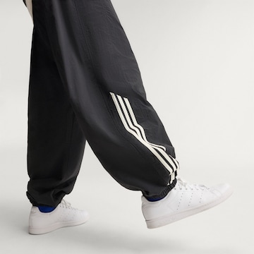 ADIDAS ORIGINALS - Tapered Pantalón 'AdiSignature Vista Wind' en negro