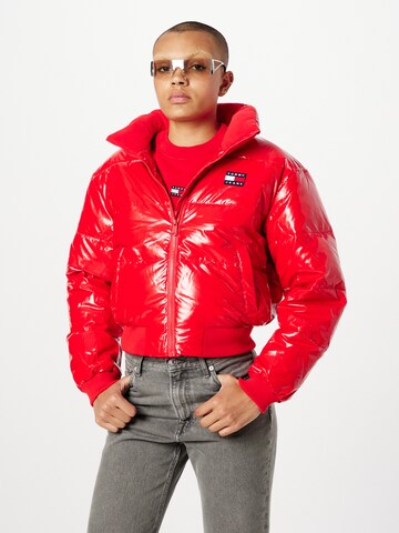 Tommy Jeans Χειμερινό μπουφάν σε κόκκινο: μπροστά