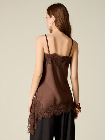 Top di oltre in marrone