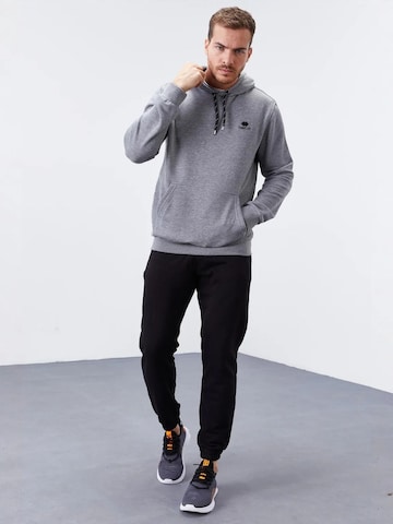 Tommy Life Sweatshirt in Grey